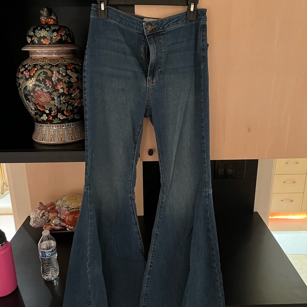 Free people flare jeans! Size 27, worn only a few times.